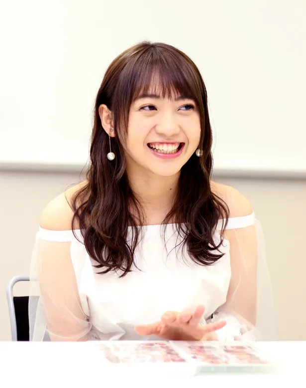 【写真を見る】笑顔でインタビューに答える木崎