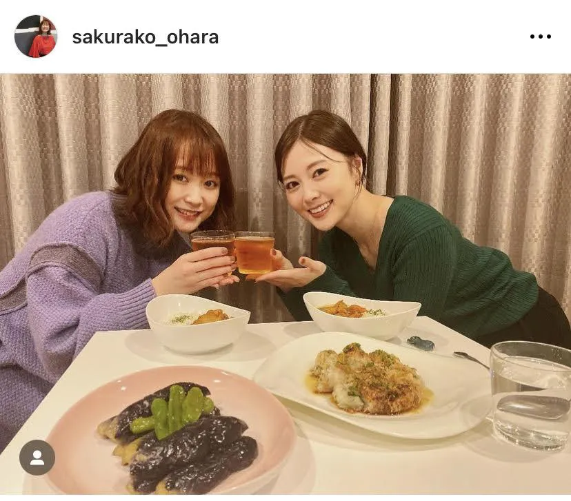 【写真】大原櫻子、“親友”白石麻衣と手料理を前に“乾杯”ショット