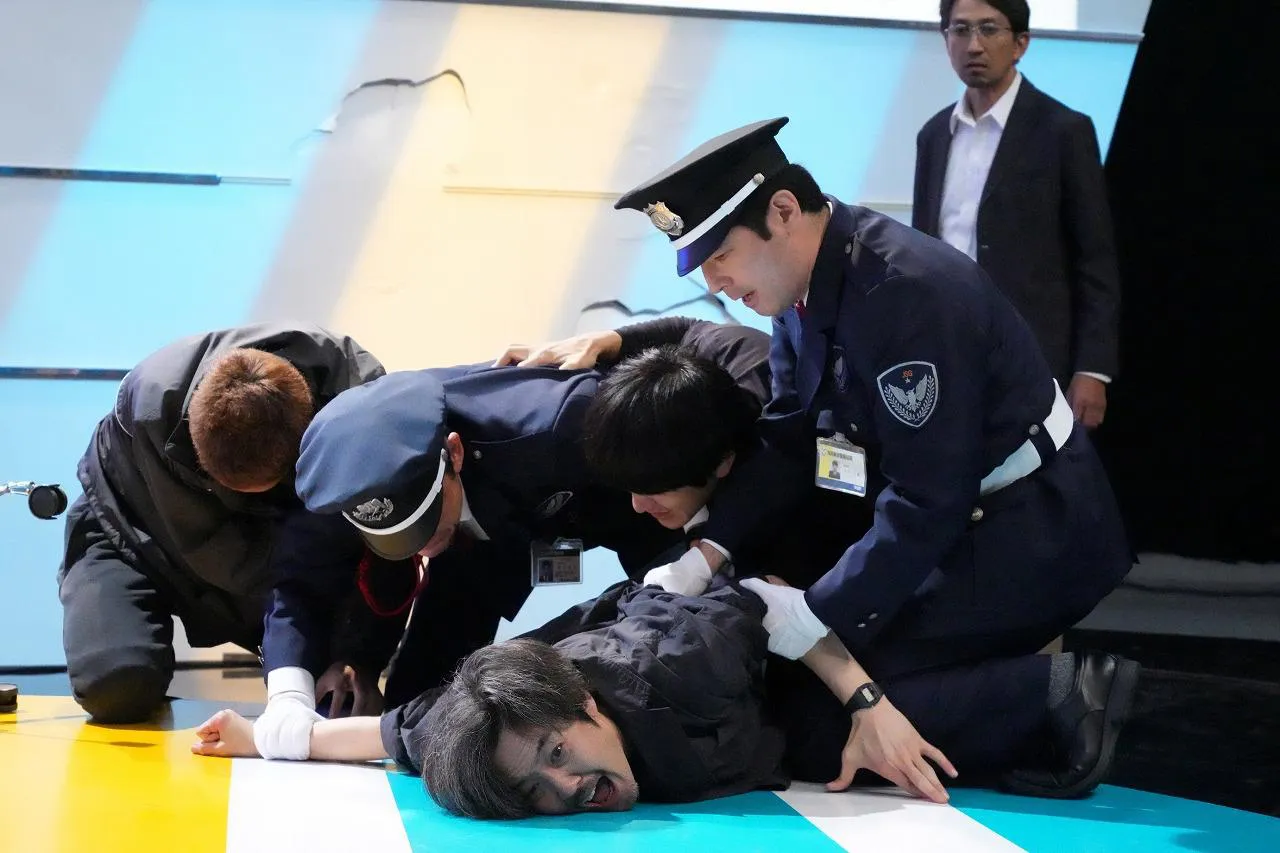 【写真】「ニュース8」のスタジオで暴れ、警備員に取り押さえられる村井(岡部たかし)