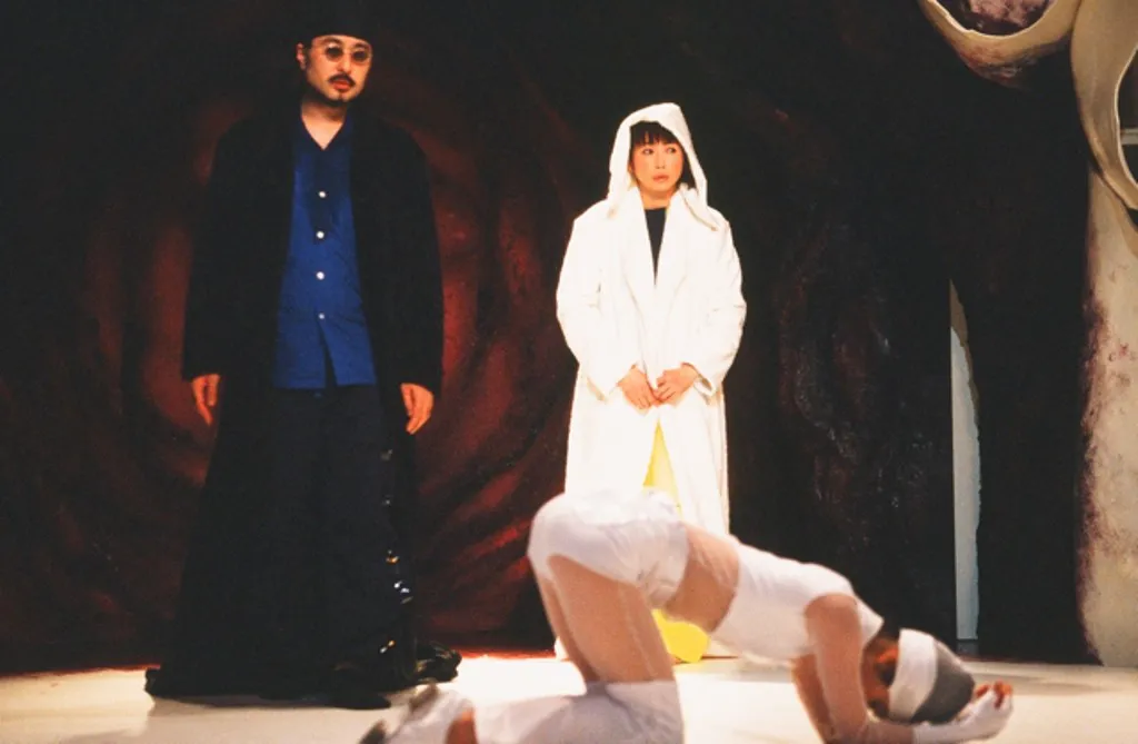 15年前の初演舞台の写真を公開！　松尾スズキ(左奥)、荻野目慶子(右奥)、康本雅子(手前)