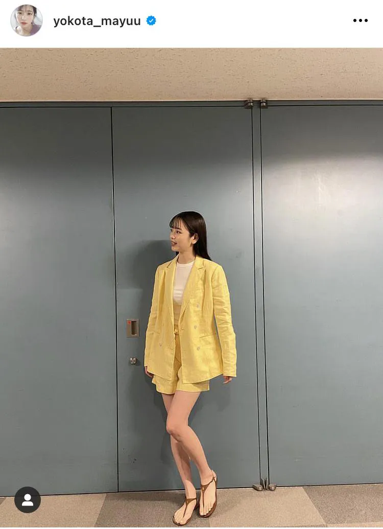 横田真悠、美脚あらわな超ミニショーパン姿