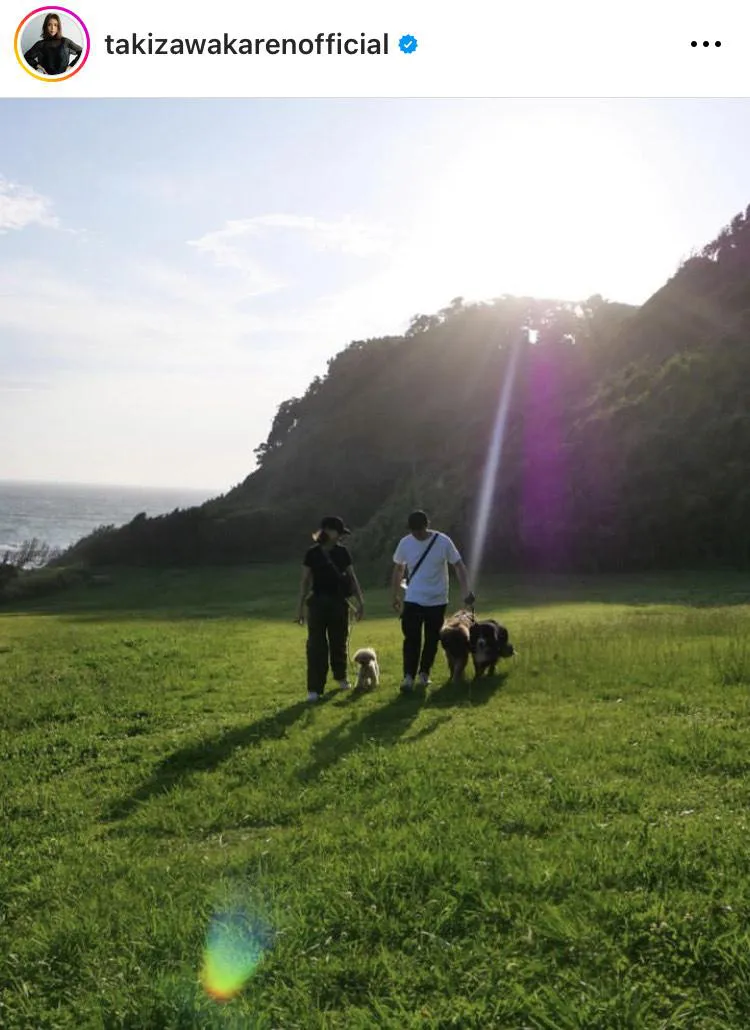 【写真】滝沢カレン、夫と愛犬を散歩する幸せショット
