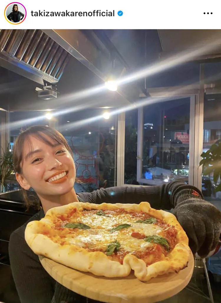 大きな手作りピザを作った、滝沢カレン