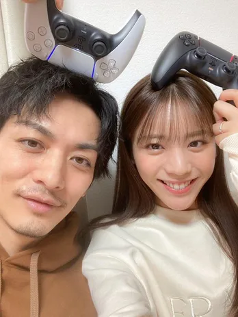久保田悠来、貴島明日香と笑顔で寄りそうラブラブショットを公開「ゲーム中の明日香ちゃんは、なんだか可愛かったです」<私たち結婚しました 4>