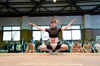 伊原六花、部活を思い出しながら“シコ踏み”「終わった後の達成感は部活をやっていたからかな」<シコふんじゃった!>