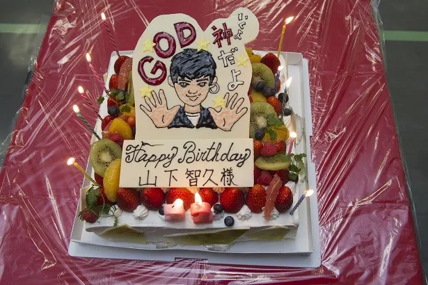 【画像を見る】スタッフの愛を感じる！　山下智久の誕生日に贈られた特別なケーキ