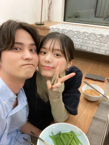 瀬戸利樹、紺野彩夏とほっぺを密着させたラブラブショットを公開「僕の妻は500点ですね」<私たち結婚しました 4>