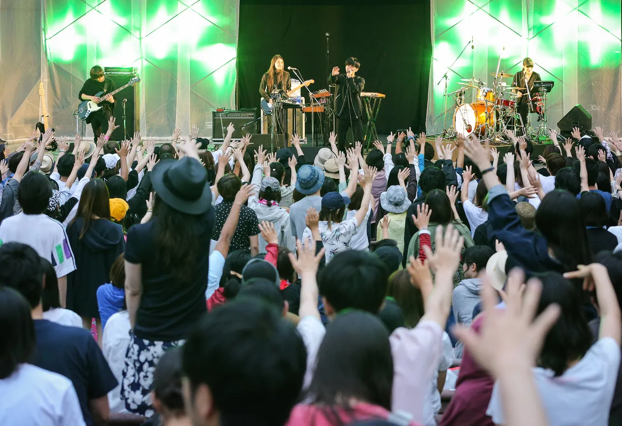 雨のパレードのライブでは、観客が一斉に手を掲げる場面も