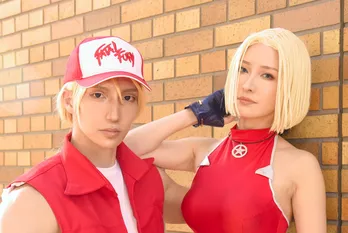 『KOF』テリー&ブルー・マリーに扮するコスプレイヤー、キャラに合わせた“体づくり”「筋トレも衣装づくりの一部」