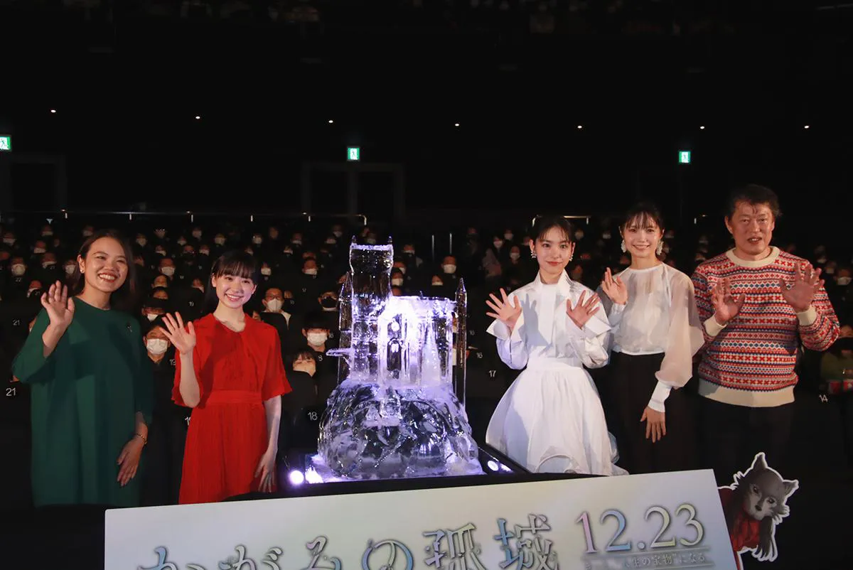 【写真】“氷の孤城”のオブジェを囲んで笑顔の當真あみ、芦田愛菜、宮崎あおいら