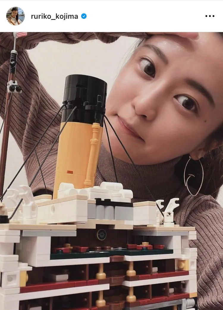 完成したレゴのタイタニックを披露する、かわいすぎる小島瑠璃子