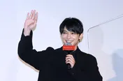 吉沢亮が映画「ブラックナイトパレード」初日舞台あいさつに登場