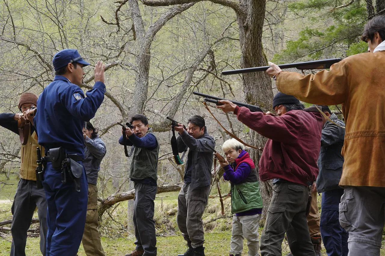 【写真】着任早々“後藤家”と一悶着…！その場の全員から猟銃を向けられてしまう大悟(柳楽優弥)