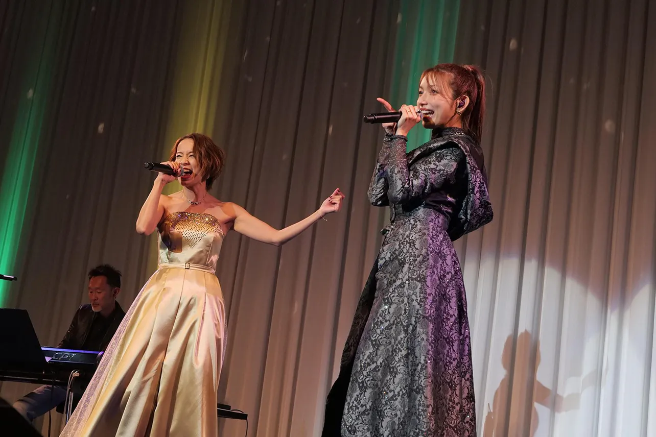 スペシャルライブ「鈴木亜美　後藤真希 X’mas Live & Talk 2022」より