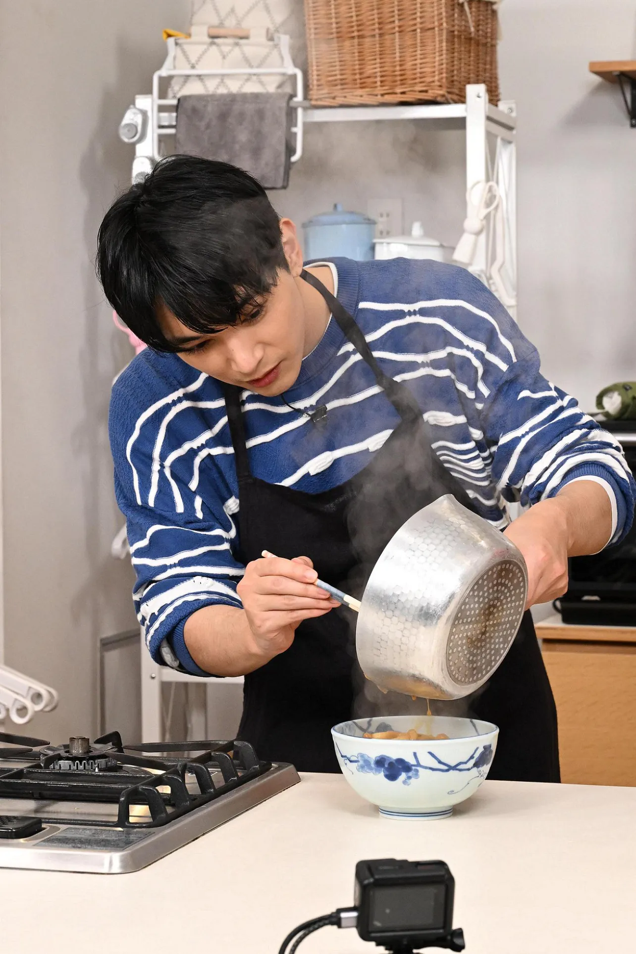 【写真】“家事初心者”吉沢亮、料理に挑戦！