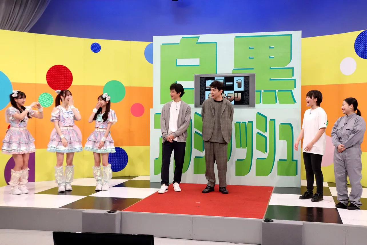 ぱずるず・芳賀舞(写真右から二人目)は大ファンだというFRUITS ZIPPERの前で舞い上がる