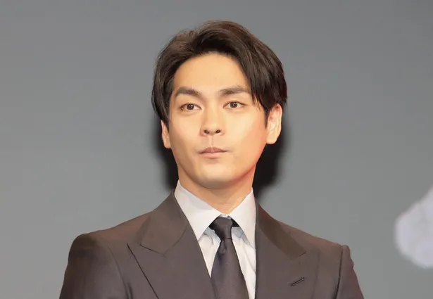 柳楽優弥が主演を務める「ガンニバル」は、ディズニープラスのスターで12月28日(水)より世界同時配信