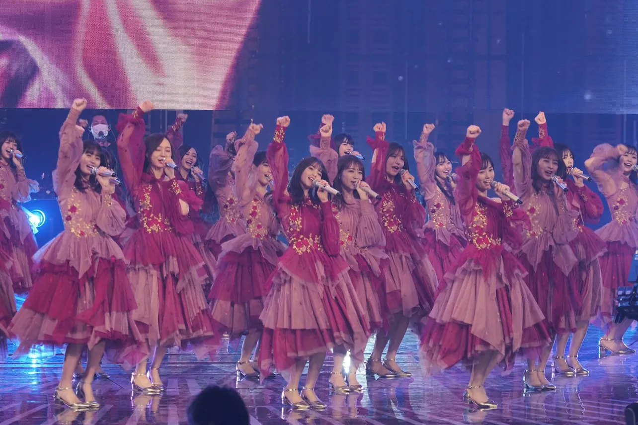 【写真】赤色のかわいらしいドレスで歌唱を披露する乃木坂46