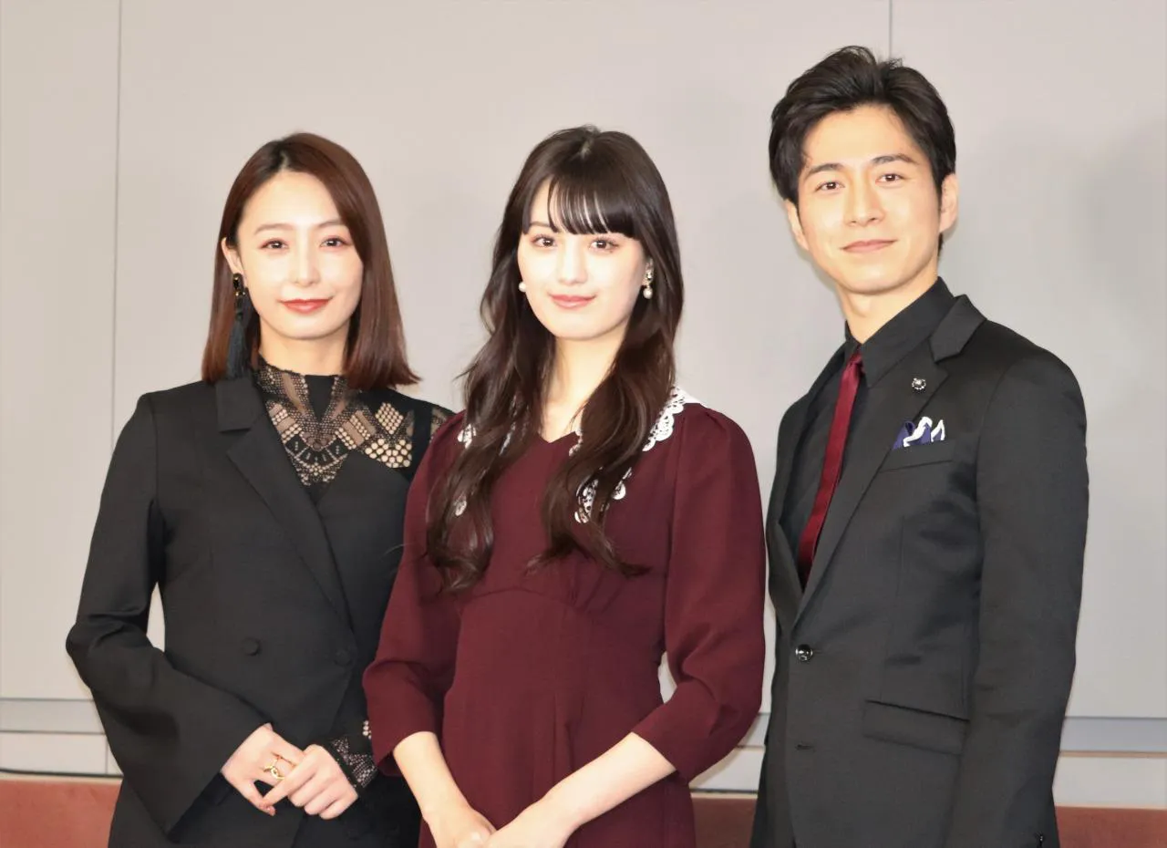 制作発表会見に登場した鶴嶋乃愛(中央)、村井良大(右)、宇垣美里(左)