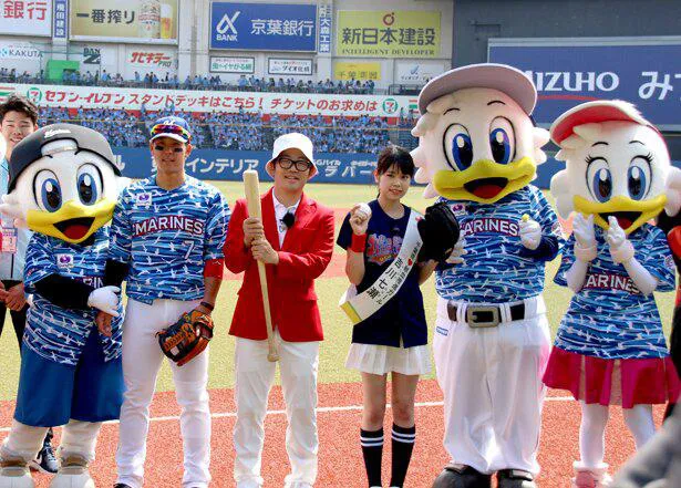 番組MCの吉川七瀬と鈴木拓がプロ野球・千葉ロッテマリーンズ戦で始球式を務めた