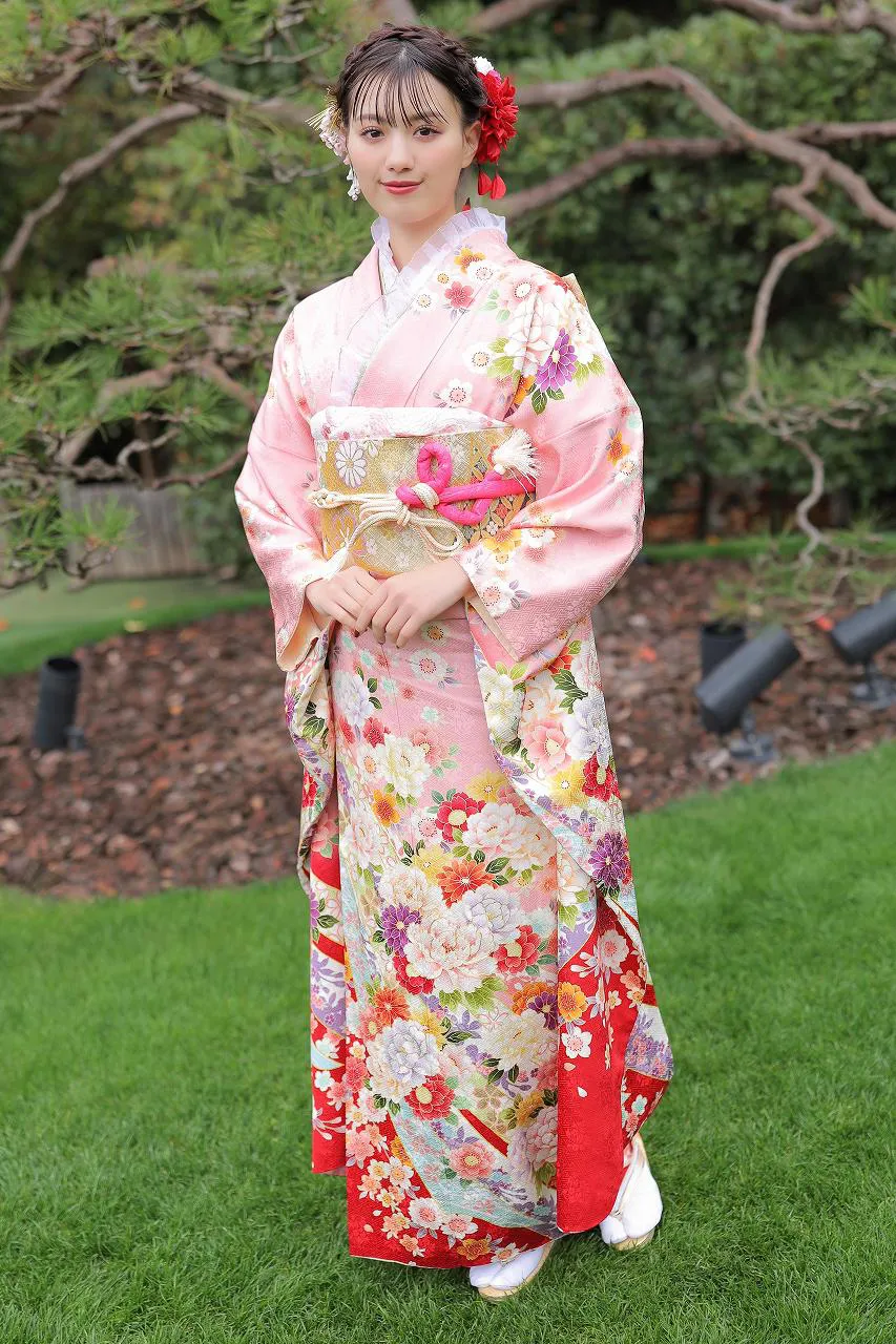 【写真】鶴嶋乃愛、華やかなピンク振り袖の全身ショット