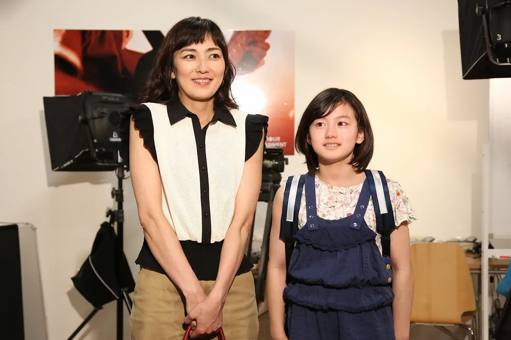 母子役を演じきった板谷と藤澤遥。晴れ晴れとした笑顔だ