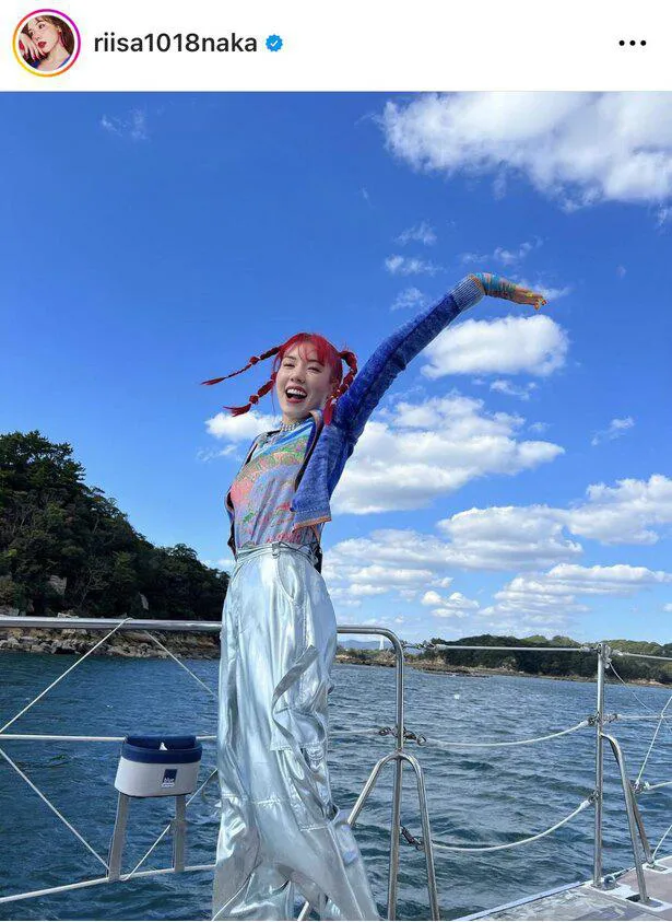 真っ赤な髪とカラフルな服を着て船に乗る仲里依紗