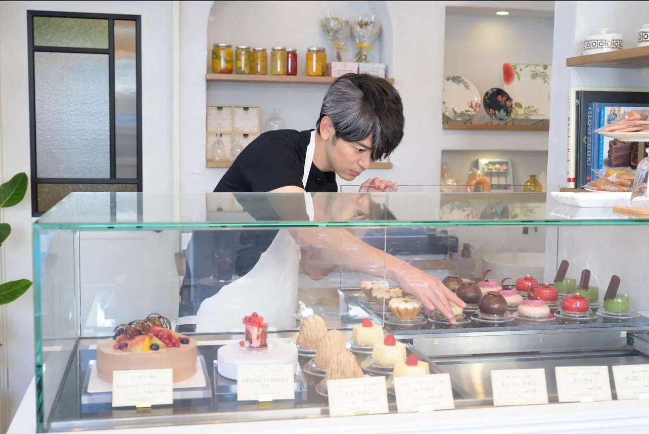 【写真】ケーキを作り販売しているパティシエ姿の妻夫木聡“波佐間永介” 