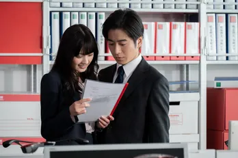 鶴嶋乃愛“ノア”、小悪魔的に村井良大“相澤”を落とそうと距離を縮める姿が妖しすぎる<あなたは私におとされたい>