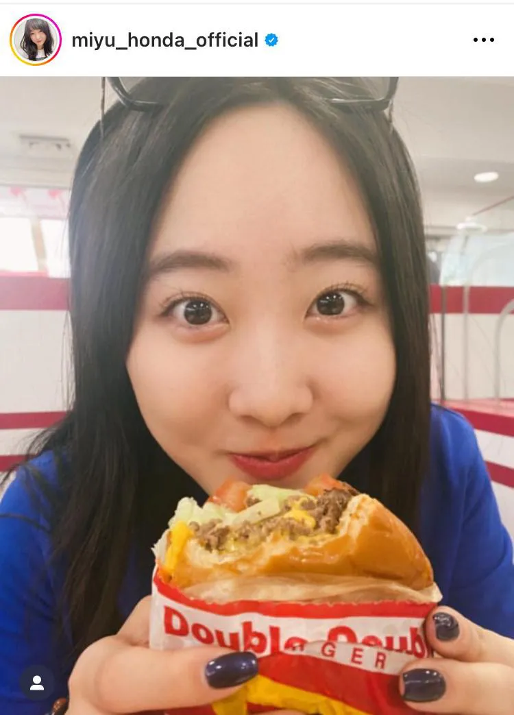  “いま日本で一番かわいい…”本田望結、アメリカでハンバーガーを幸せそうに食すショット