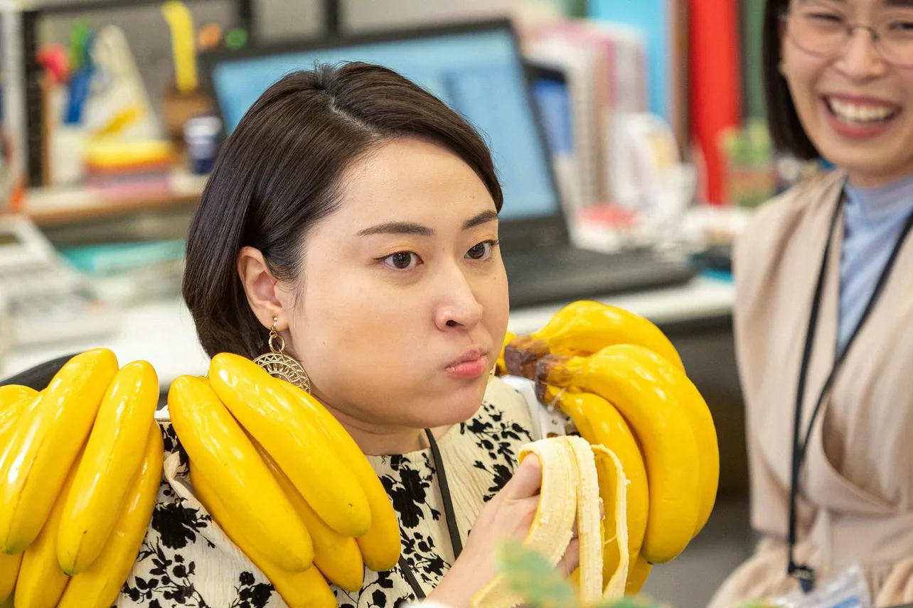 【写真】バナナを肩に乗せながら食べる丸山礼“網浜奈美”