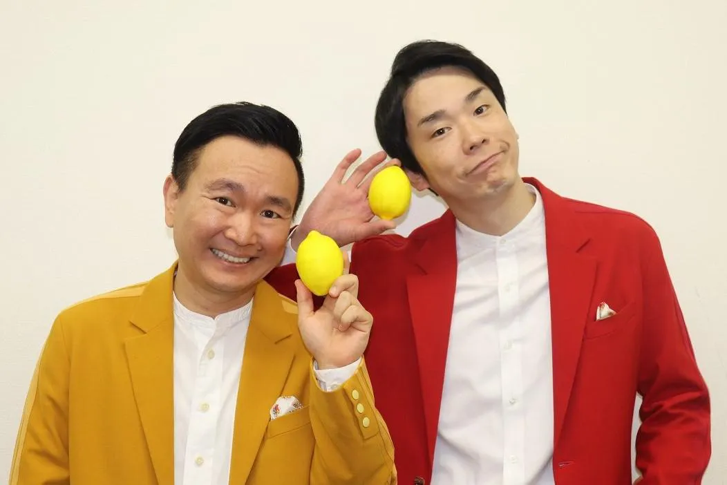 「かまいガチ」の衣装でインタビューに応じたかまいたち・山内健司、濱家隆一(写真左から)
