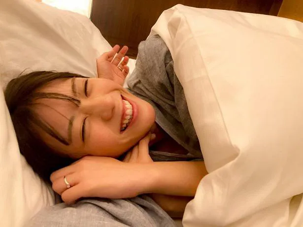 【写真】久保田悠来の腕枕に満面笑みの貴島明日香