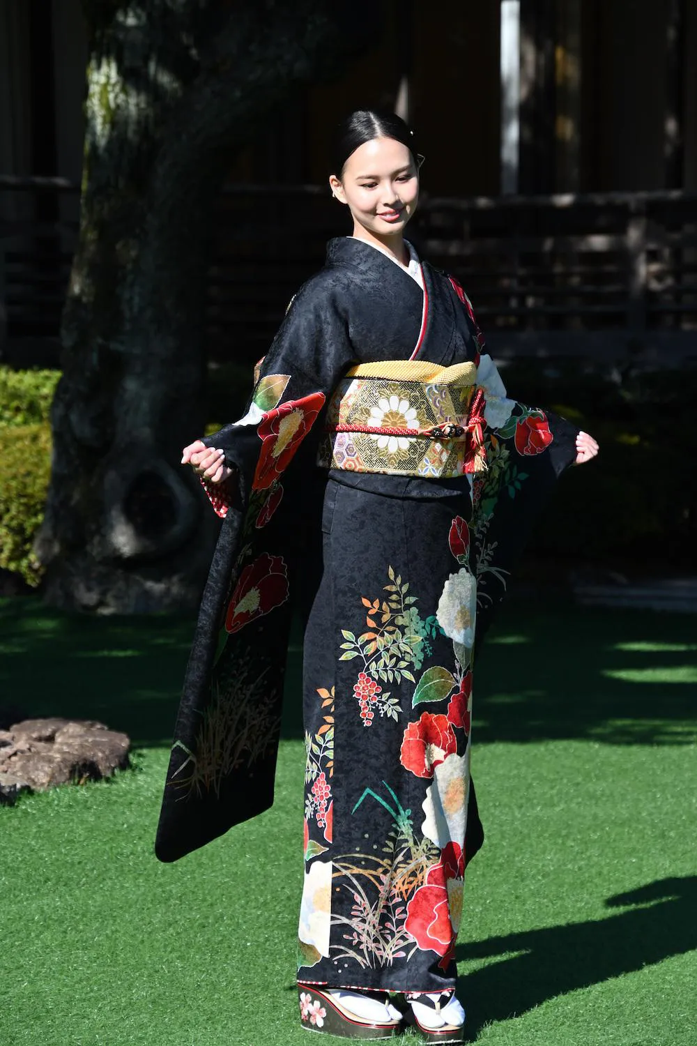 白河れいが晴れ着姿を披露