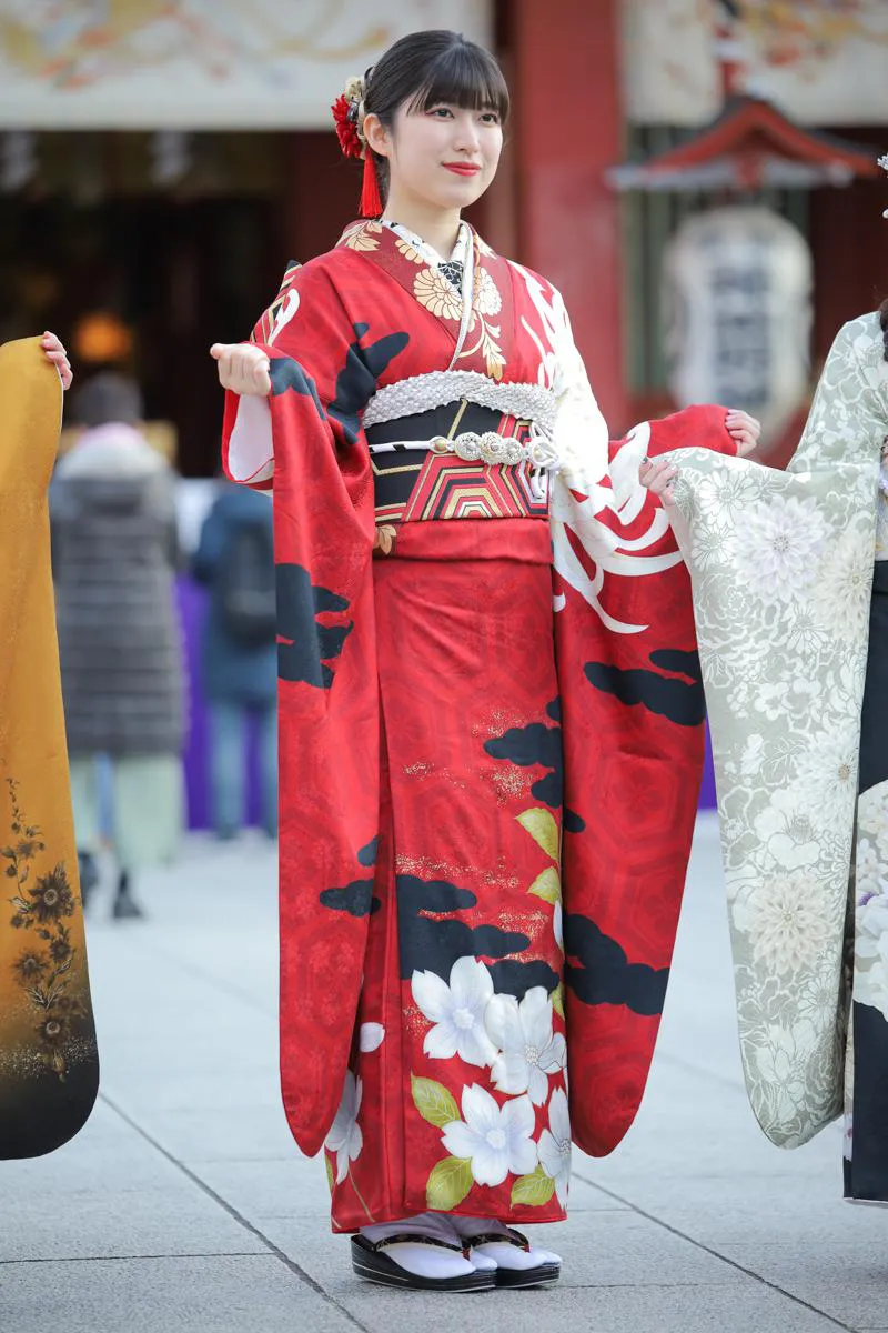 【写真】真っ赤な振り袖姿で「二十歳のつどい」に参加した吉田華恋
