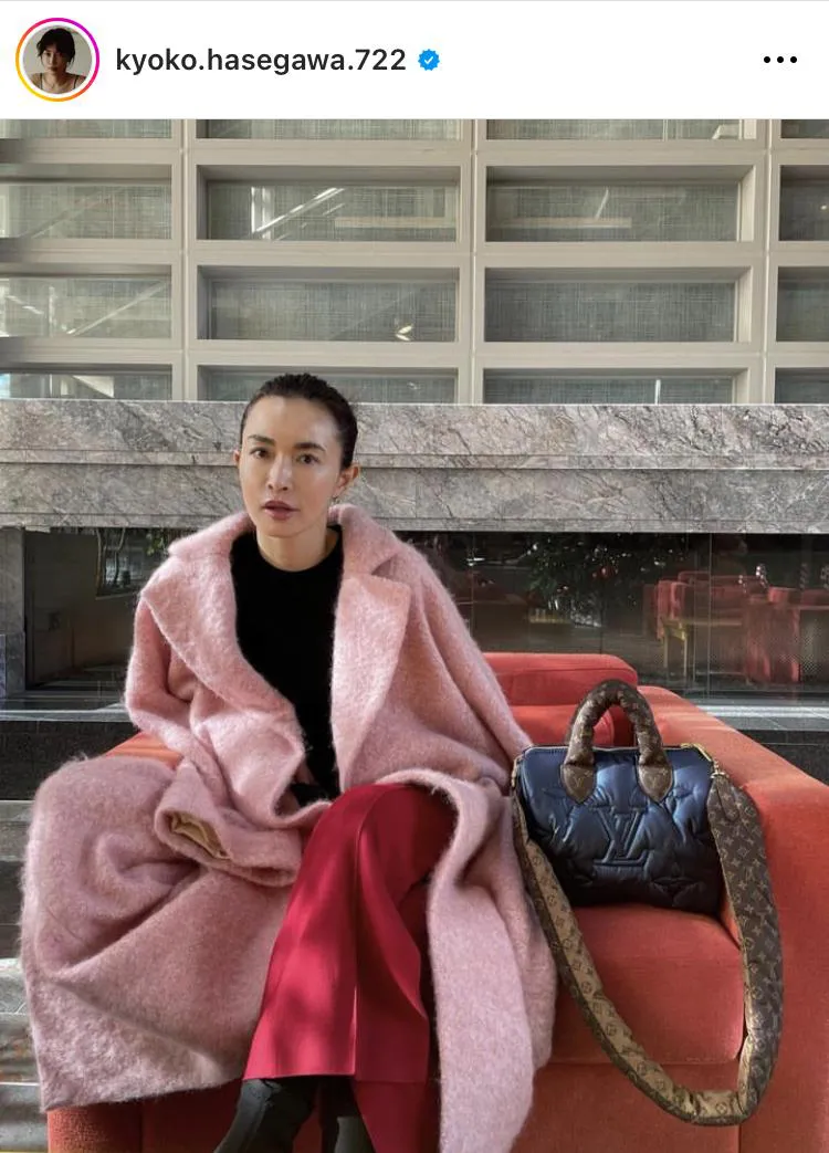 【写真】長谷川京子、淡いピンクのコート×深紅のボトムスで上級カラーコーデを披露