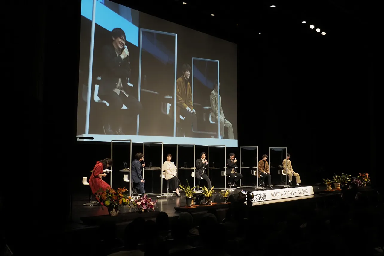 【写真】松本潤や有村架純が登壇！トークをするショット