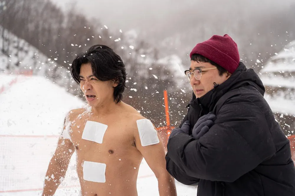 【写真】ものすごい形相で極寒に耐えるマヂカルラブリー・野田