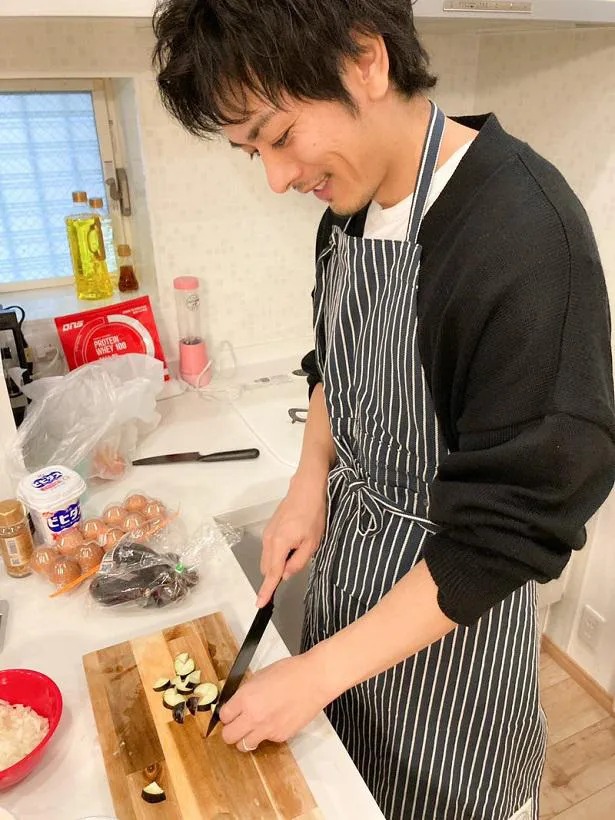【写真】エプロン姿で野菜を切る久保田悠来