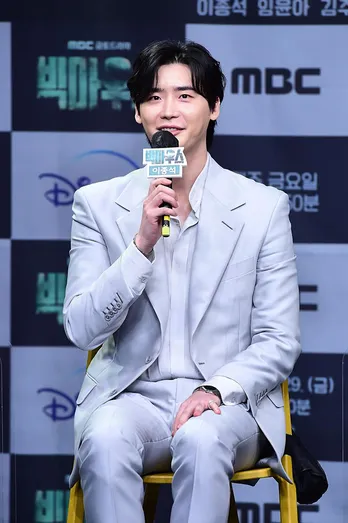 イ・ジョンソク、除隊後初ドラマ「ビッグマウス」で演技大賞受賞 公私ともに充実の韓国スターに今後も期待