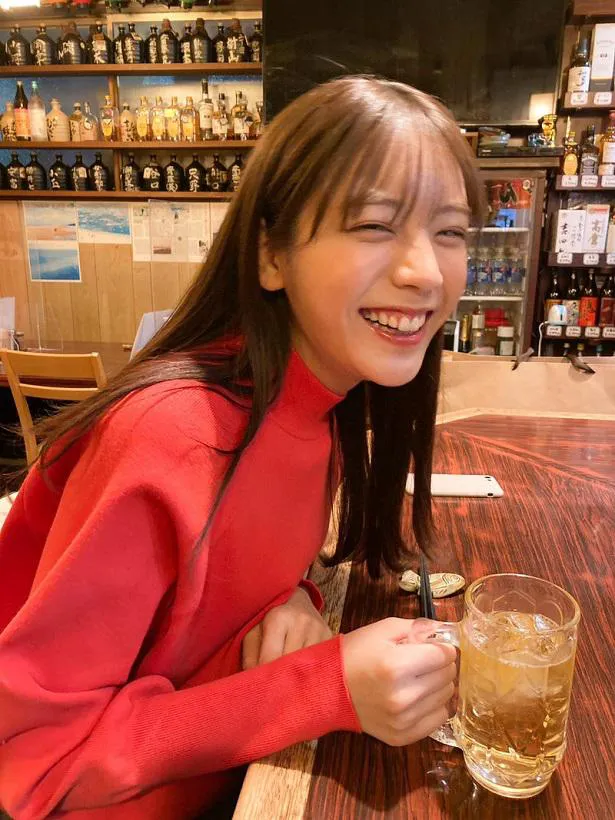 【写真】お酒を片手に自然な笑みを見せる貴島明日香の姿を公開した久保田悠来