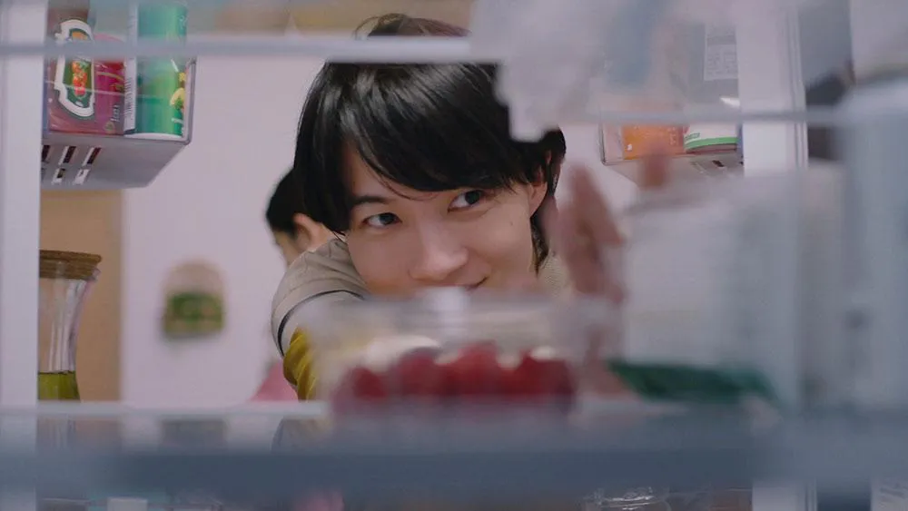【写真】にこにこの笑顔で冷蔵庫をのぞき込む神木隆之介
