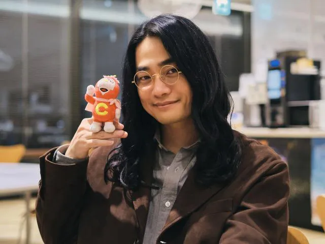 桜町中央署のマスコットキャラクター“ちぇりポくん”の人形の声を担当する声優の福山潤