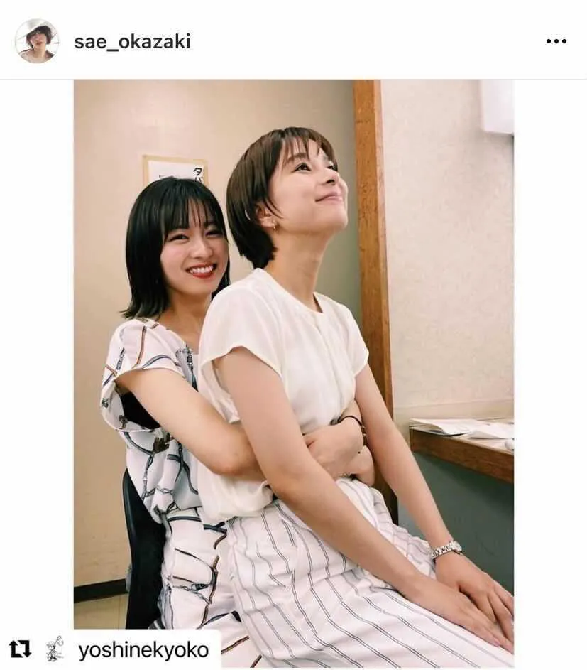 岡崎紗絵、芳根京子をお膝に抱っこし「私は椅子になったらしい」の図