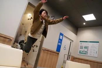 櫻井翔“武蔵”、爆発に巻き込まれ吹き飛ばされる…新場面写真が3枚解禁＜大病院占拠＞