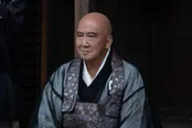 【写真】住職姿で真剣な表情を見せる登譽上人(里見浩太朗)