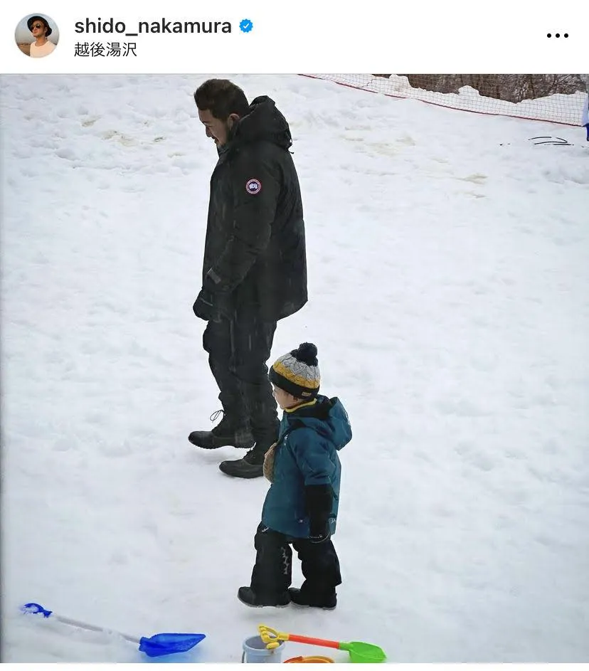 雪の積もった中を歩く中村獅童と陽喜くん