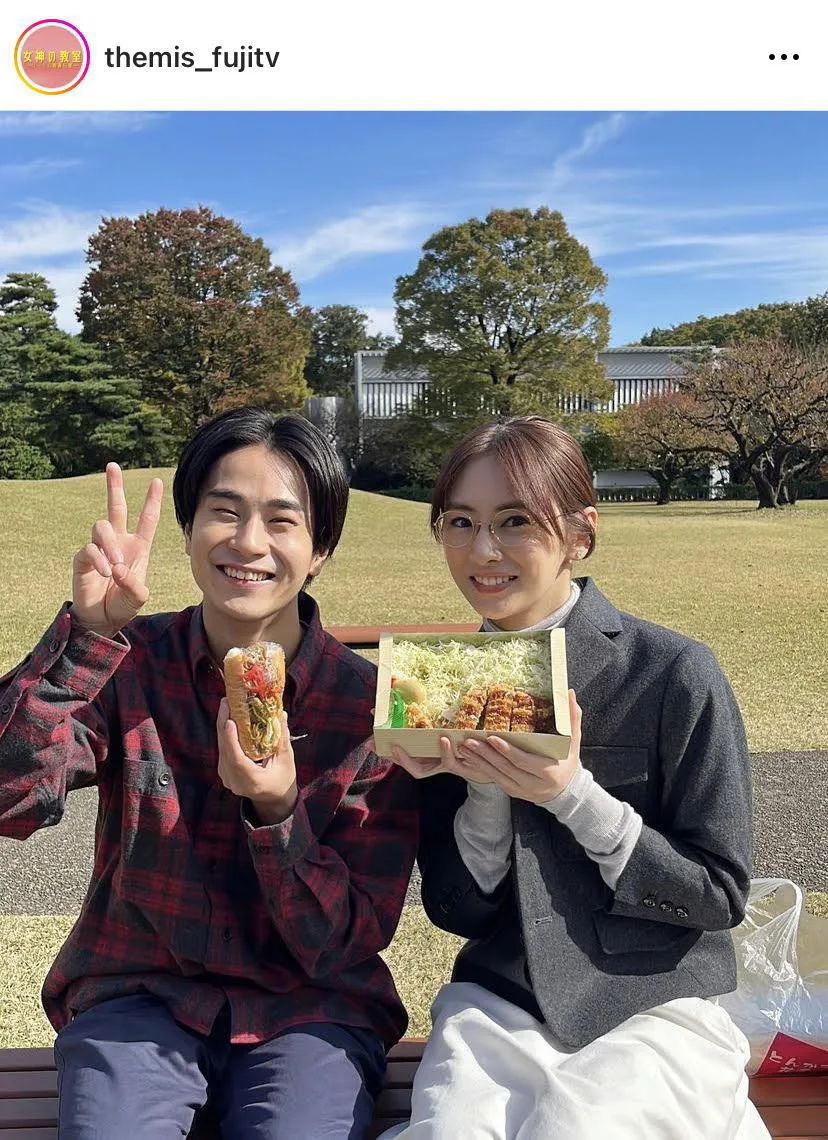 【写真】お弁当を食べる柊木先生(北川景子)と桐矢(前田旺志郎)のオフショット