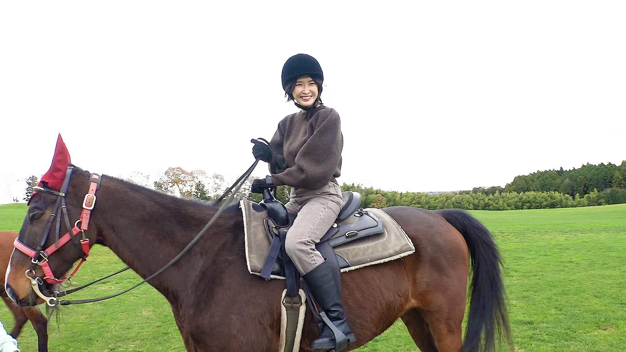 【写真】馬に乗って笑顔を見せる紗栄子