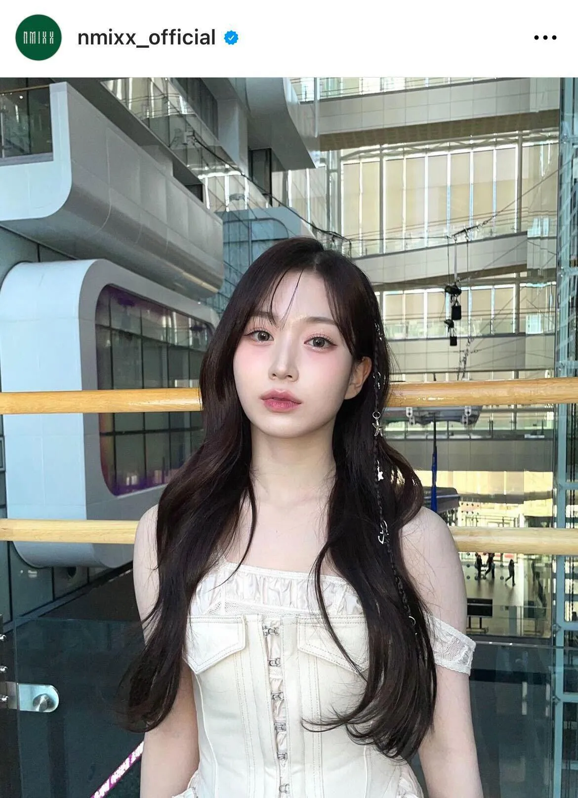 画像・写真 NMIXX・へウォンの萌え袖鏡越しショットに「この顔に